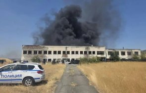 Голям пожар избухна в Погребите на Бургас (ВИДЕО)