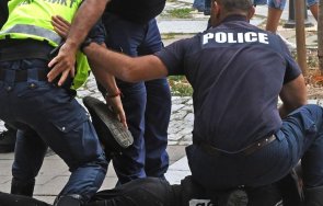 нужда полицаите вече използват щадящи електрошокови палки