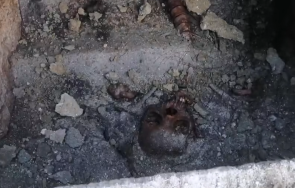 археолози разкриха непокътнат гроб масивни каменни плочи хераклея синтика видео