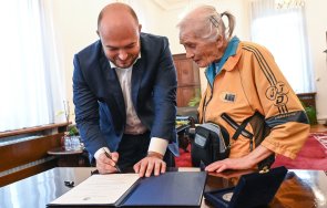 министърът правосъдието подпечата указа търговски арбитраж годишната баба янка щеше измамена снимки