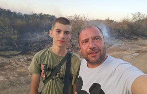 герой пламъците дете носи вода пожарникарите сунгурларе