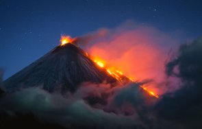 зрелищно вулкани камчатка изхвърлят пепел височина километра видео