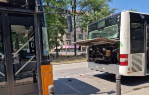 автобус градския транспорт удари друг спирка военна академия софия
