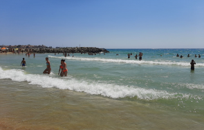 баща прави безсмъртен китен влезе морето детето въпреки предупрежденията