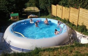 дете мъж загинаха токов удар надуваем басейн румъния