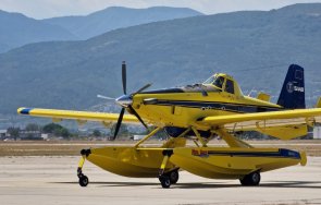 борбата огъня продължава шведските самолети също включват гасенето огнения славянци