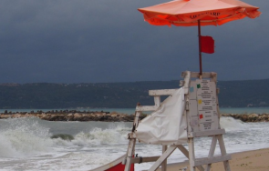 баща прави безсмъртен китен влезе морето детето въпреки предупрежденията