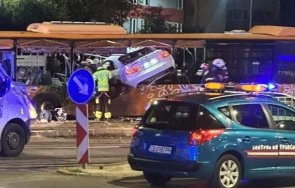 тежка катастрофа софия кола блъсна автобус градския транспорт загинал ранени снимки