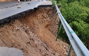 затварят пътя михалково–кричим укрепват свлачище