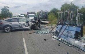 тежка катастрофа пътя звъничево лозен навсякъде стъкла