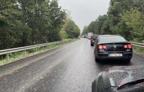 огромно задръстване микре заради катастрофирал тир