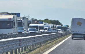 движението затруднено тир катастрофира тракия снимка