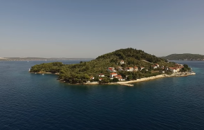 хърватски остров пропищя туристи влизали къщите обирали градините