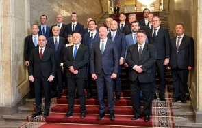 пик министър къта пари кеш дюшека души кабинета желязков доверяват изцяло банките трима