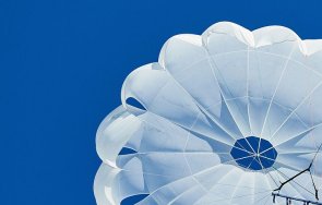 задържаха трима загиналото парашут несебър дете