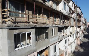 нелепа смърт санкционираха фирмата позволила цял блок свищов остане без парапети балконите