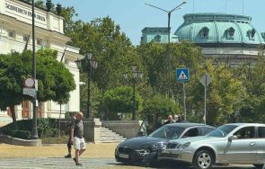 мерцедес бмв помляха жълтите павета парламента