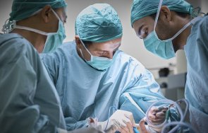 уволниха лекар публикувал снимка мозъчна операция сайт запознанства