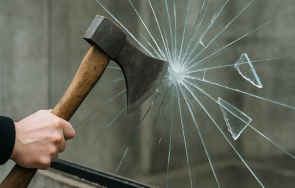 мъж брадва изпотроши офиса герб добрич