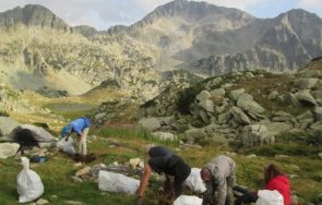 години 4200 доброволци събрали тона отпадъци пирин