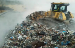 пожар пламна сметището цалапица четири екипа огнеборци гасят огъня