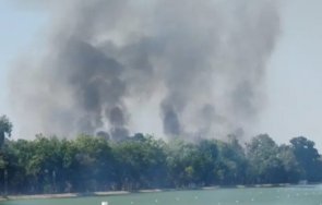 пловдивските огнеборци гасят пожар гребната база