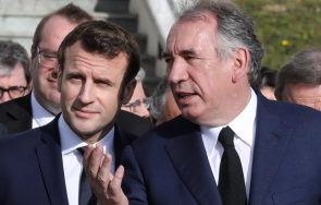 френският премиер изправя вот доверие