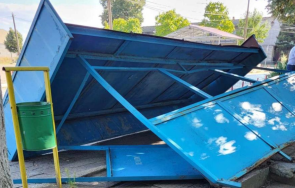 годишен младеж потроши автобусна спирка разград