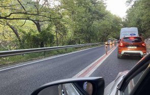 започна огромна тапа кресненското дефиле колоната движи снимки