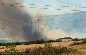 огън гори полето сопот хвърчат пожарни