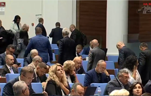 фръц костадинов депутатите напуснаха парламента вбеси въпрос