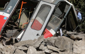 записът трамвая дерайлирал софия ръка бута скоростния лост празната кабина ватмана