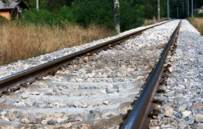 заради дерайлирал товарен влак временно било спряно движението гара илиянци