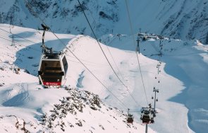 алпинисти заседнаха елбрус скъсване кабинков лифт загинали видео