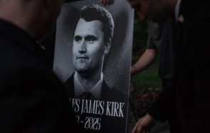 авиокомпании временно отстраняват техни служители заради публикации убийството чарли кърк