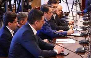 паун цонев пик ретро вотът недоверие пълна бутафория