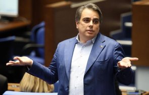 асен василев подреди три тлъсни лъжи едно изречение