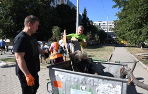 Кметът Живко Тодоров се включи в поредна акция за почистване на Стара Загора (СНИМКИ)