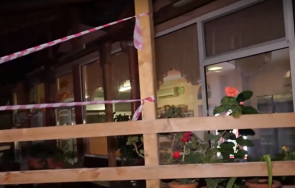 кола връхлетя кафе закусвалня заби масите столовете