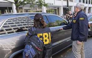 мъж блъсна колата портала фбр питсбърг остави американско знаме избяга