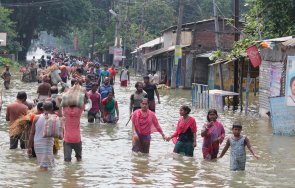 души загинаха рекордни дъждове индийския град колката