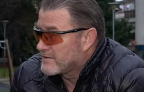 мъж спукана кост рани лицето падане дълбока шахта вик