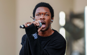 претърсват къщата певец холивуд откриха труп момиче негова кола