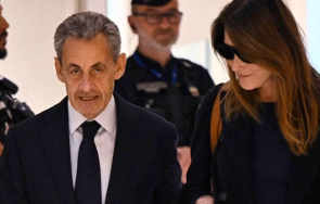 саркози спя затвора вдигната глава видео