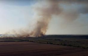 пожарът калимок бръшлен обхвана 500 декара гъста мъгла затруднява гасенето