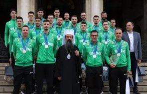 патриарх даниил подари библии икона цар борис михаил националния отбор волейбол