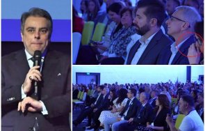 смееш плачеш кокорчо връзка амеби хапе нервно устни академик денковица бърка носа