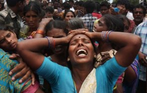 души сред деца загинаха масова паника митинг индия