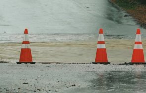 бедствено положение царево 200 квм дъжд падна часа пътят село изгрев подкопан
