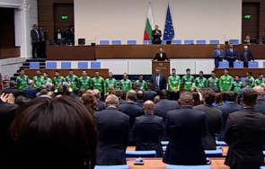 извънредно пик парламента събраха кворума раз приеха седмичната програма асен василев разсмя залата бодряшки поздрав депутатите посрещнаха крака нацио